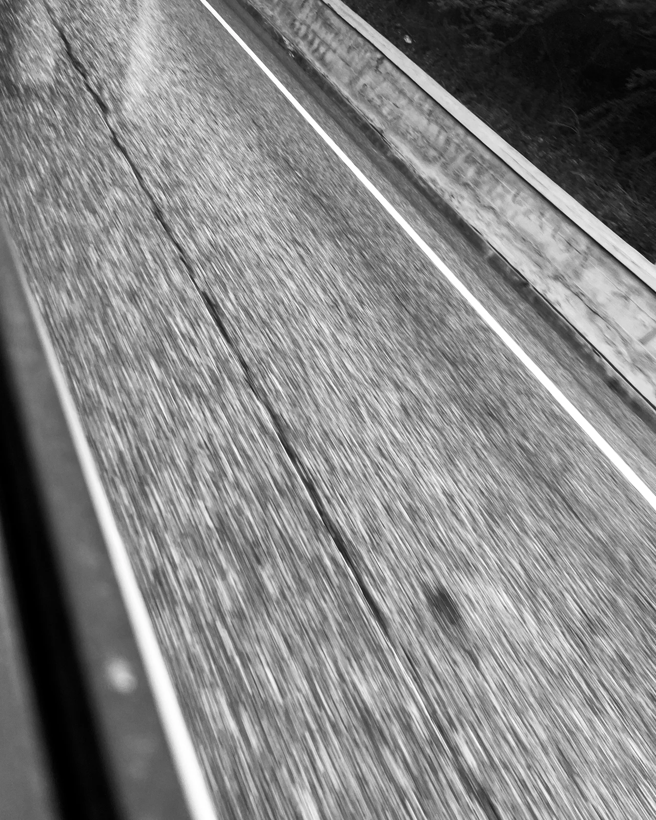 黑白画面中道路与线条形成高速模糊纹理，用于樱桃视频近期资讯区视觉展示